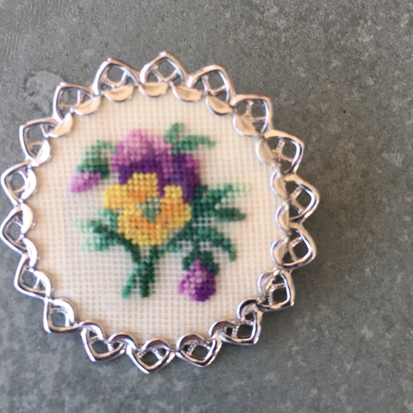 3/$10 Flower brooch pin needle point flower silver - Picture 10 of 13